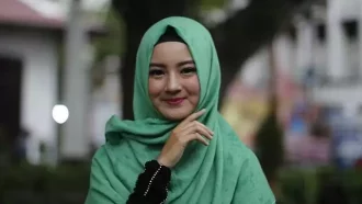 Baju Hitam Celana Hitam Jilbab Hijau