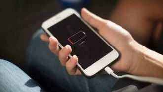 cara mengecas hp yang benar